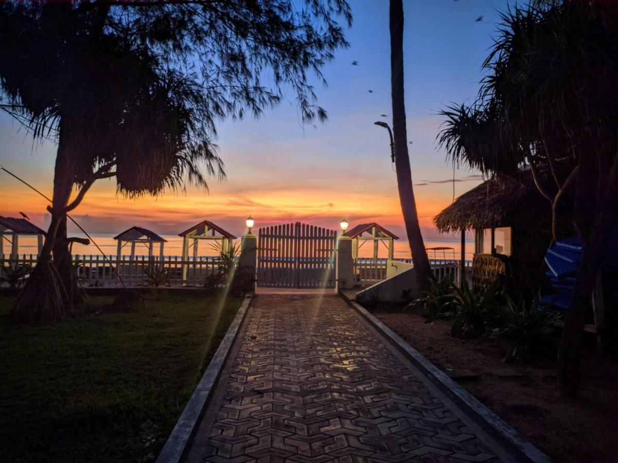 Blue Sand Beach Resort Triquinimale Exterior foto