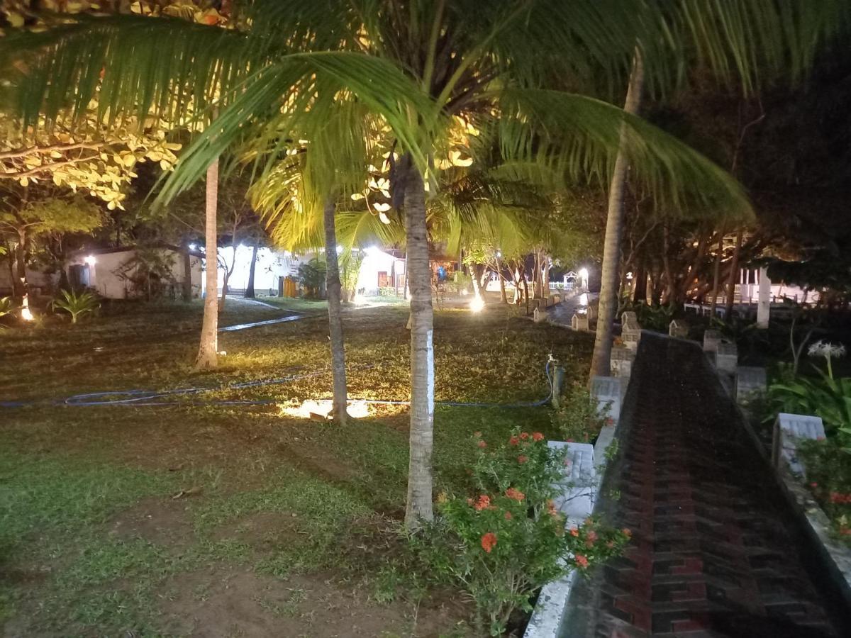 Blue Sand Beach Resort Triquinimale Exterior foto